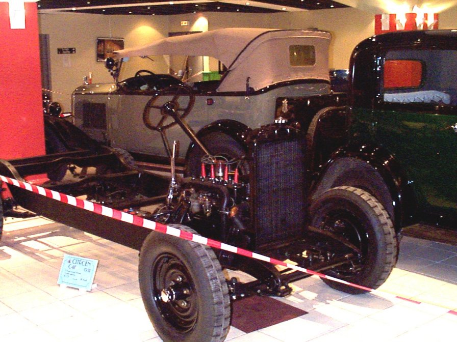 Citroën C4F 1931 en chassis en 2000.jpg